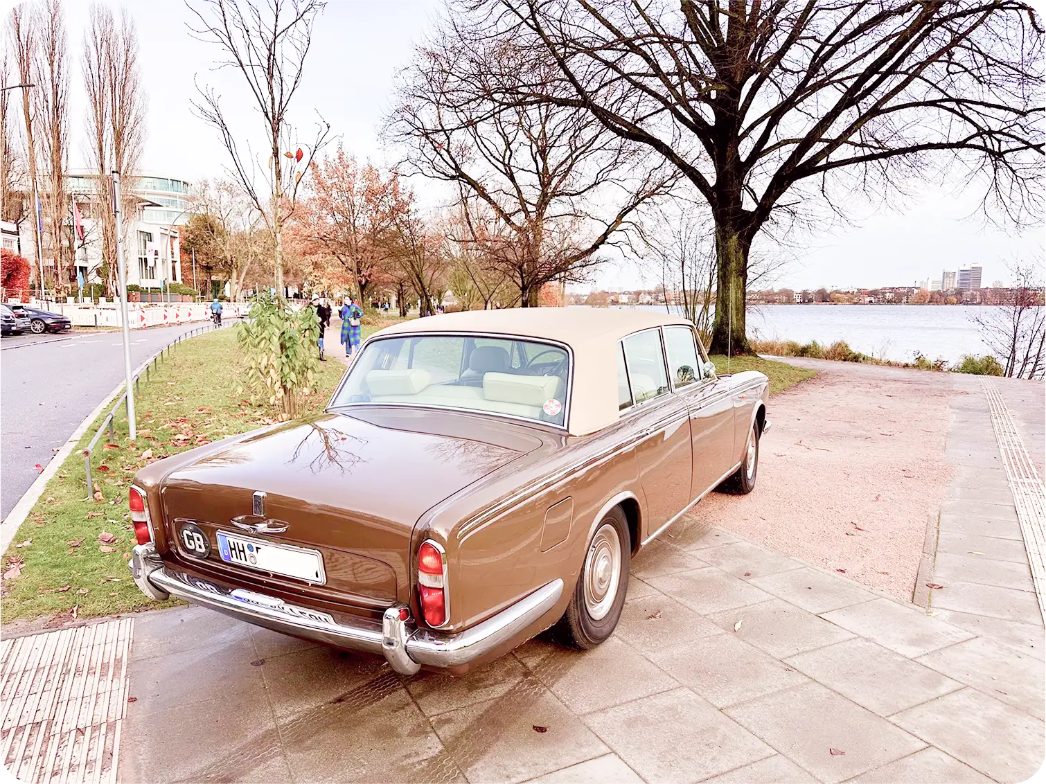 Klassischer Rolls-Royce Silver Shadow I geparkt vor Park und Elbe in Hamburg
