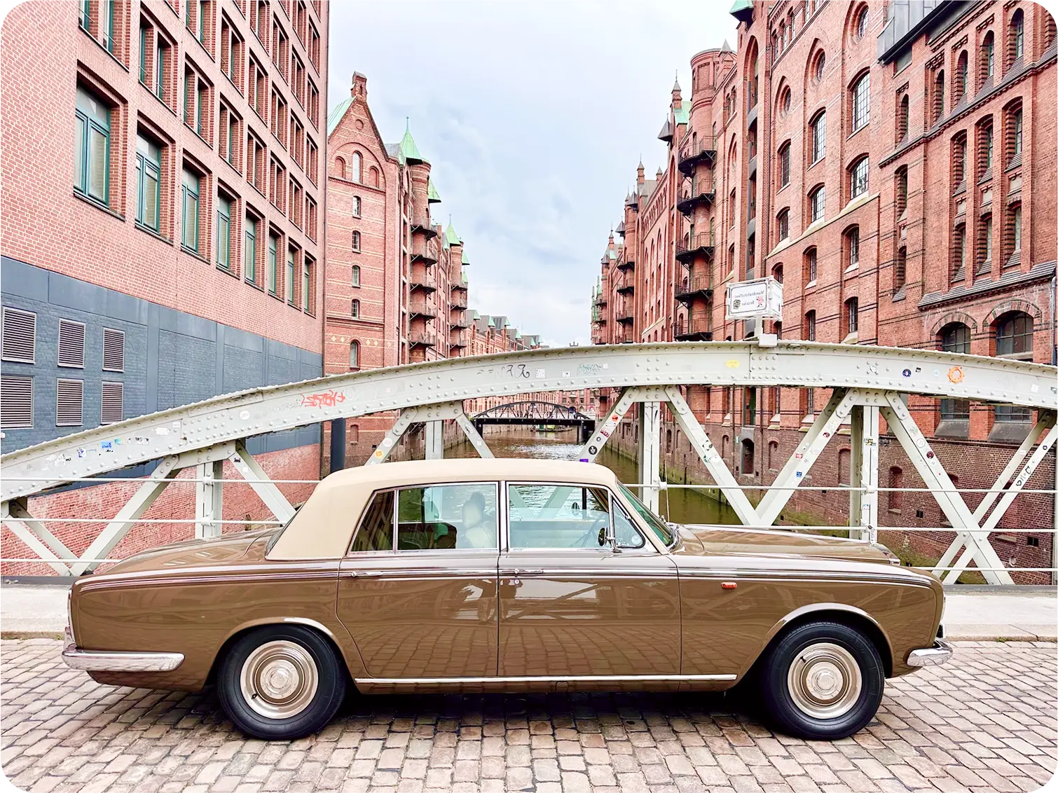Klassischer Rolls-Royce Silver Shadow I auf einer Backsteinbrücke in der Hamburger Speicherstadt