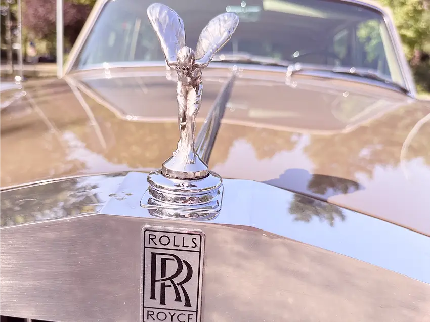 Nahaufnahme der Front eines Rolls-Royce Silver Shadow I mit Logo und Kühlerfigur