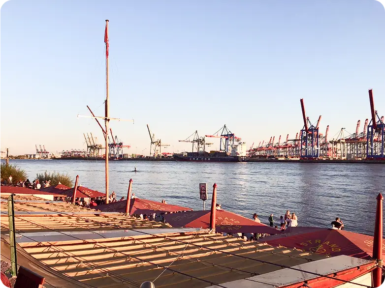 Industrielandschaft in Hamburg am Flussufer der Elbe