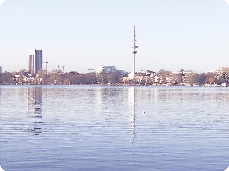 Stadtansicht von Hamburg über die Elbe mit Gebäuden und Fluss im Vordergrund