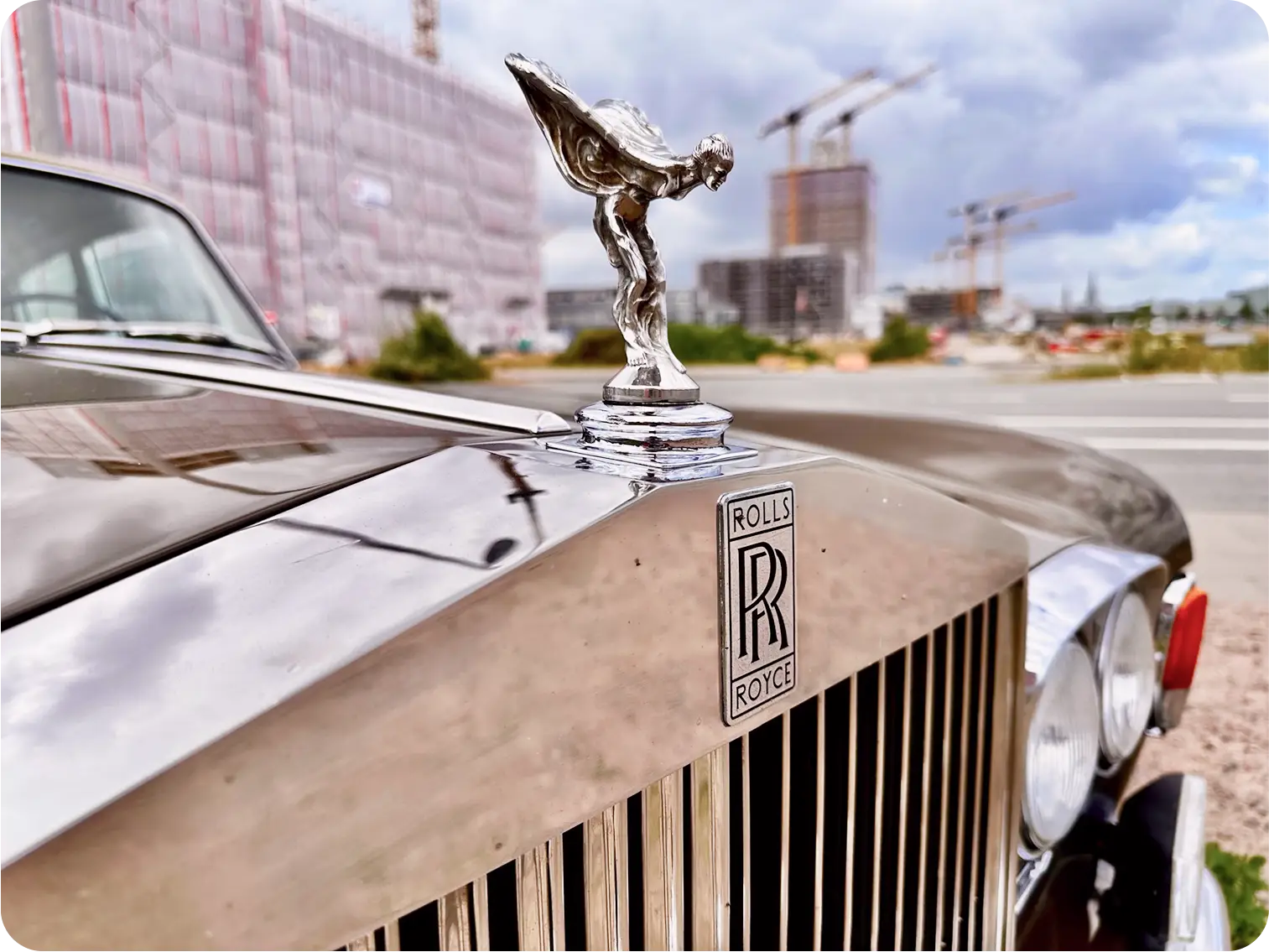 Nahaufnahme der Kühlerfigur des Rolls-Royce Silver Shadow I in Hamburg