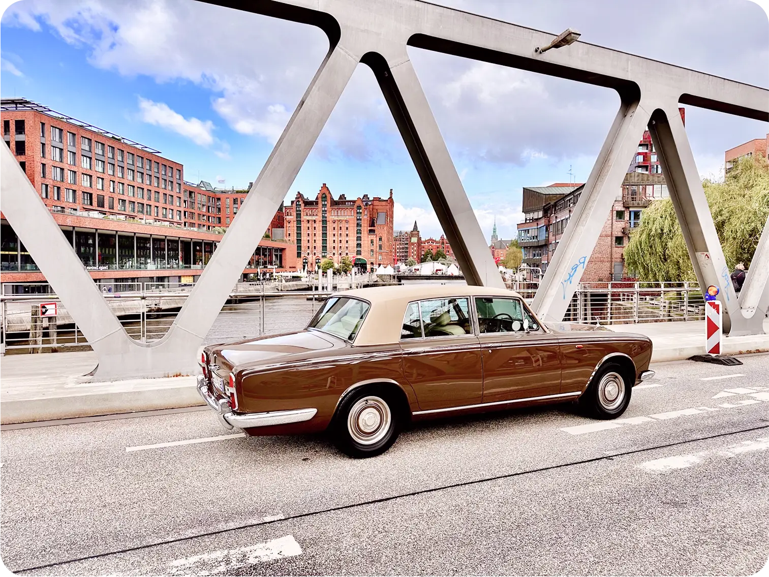 Rolls-Royce Silver Shadow I auf einer Brücke