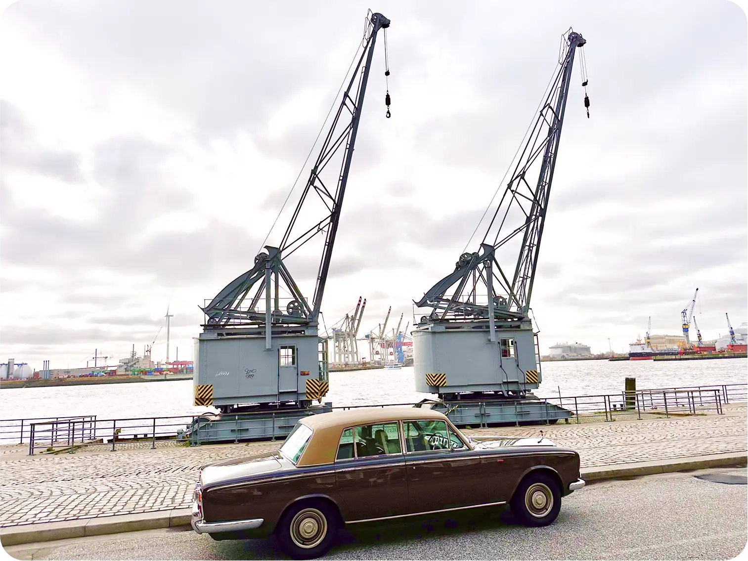 Rolls-Royce Silver Shadow I, geparkt mit Blick auf die Elbe in Hamburg