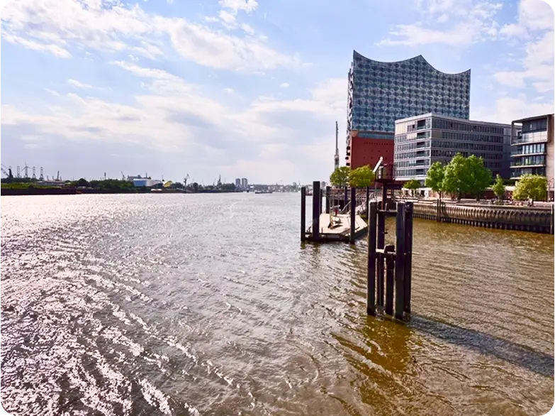 Die Elbe bei schönem Tageslicht in Hamburg
