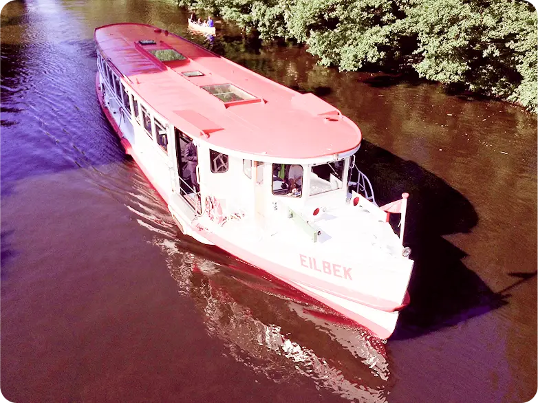Boot auf der Elbe in Hamburg, vorbeifahrend auf dem ruhigen Fluss