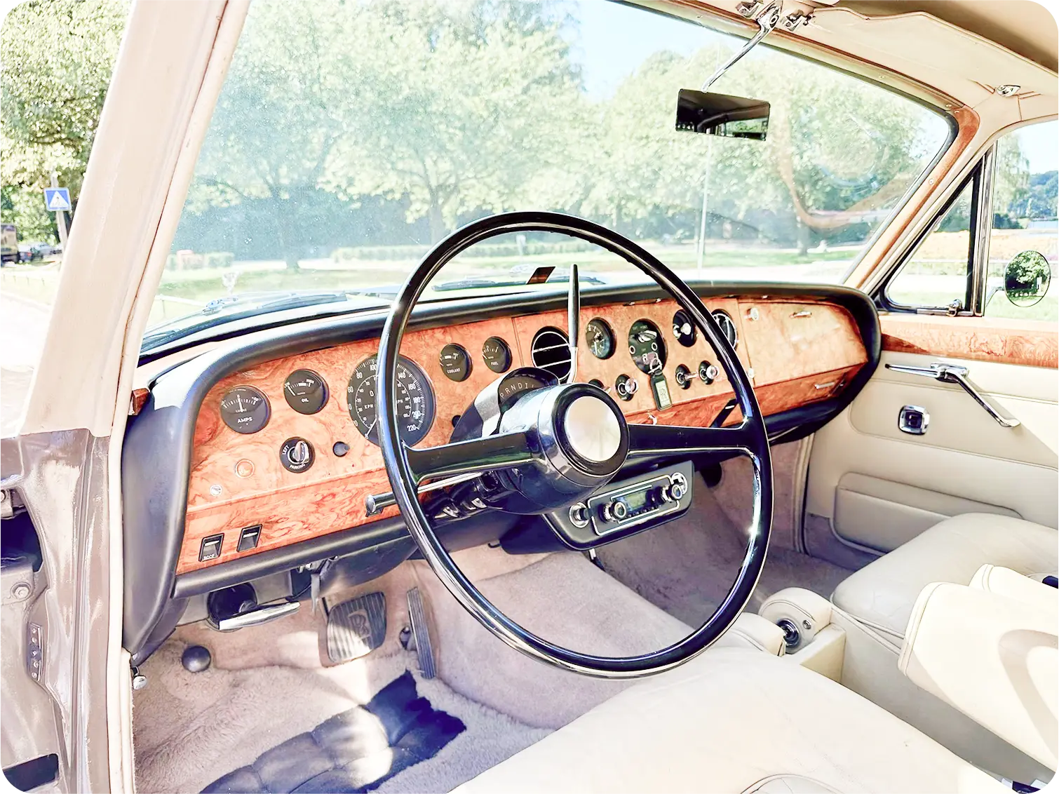 Innenansicht des vorderen Bereichs des Autos mit Armaturenbrett und Lenkrad