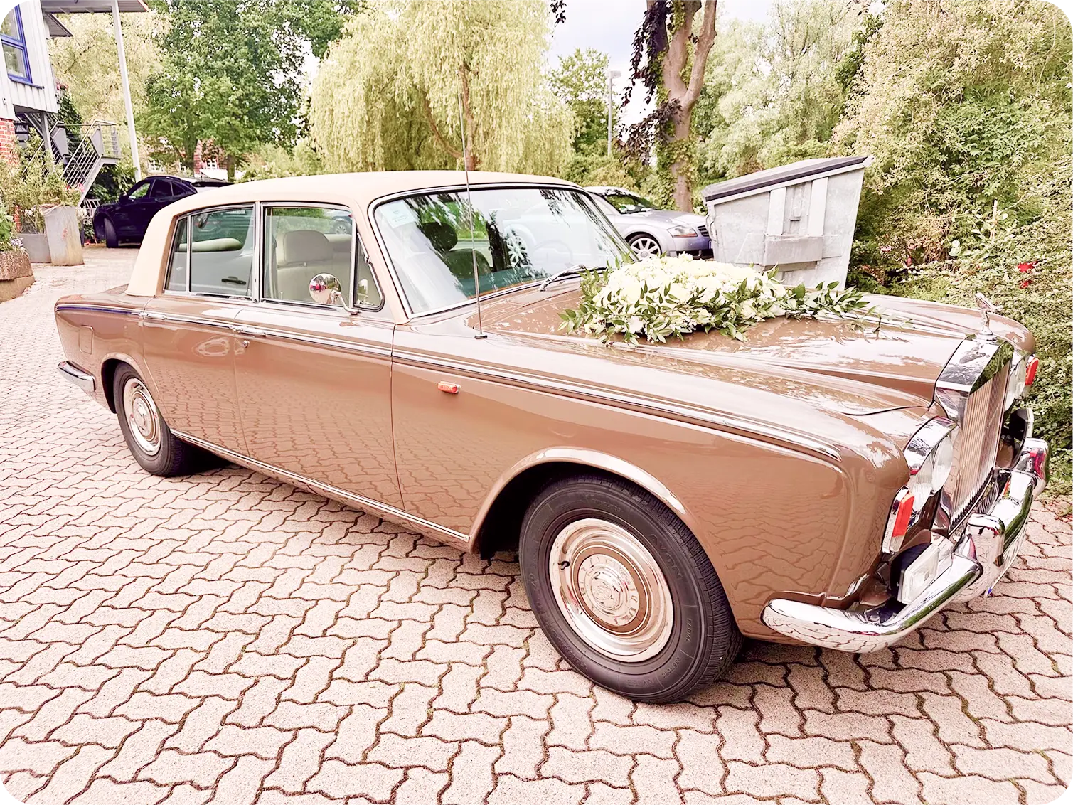 Klassischer Rolls-Royce Silver Shadow I, geparkt mit Blumen auf der Vorderseite