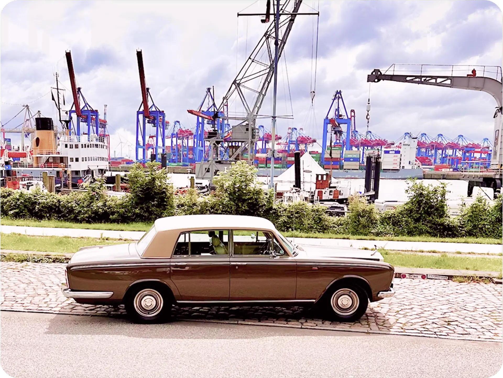 Klassischer Rolls-Royce Silver Shadow I geparkt an der Elbe vor industrieller Kulisse in Hamburg