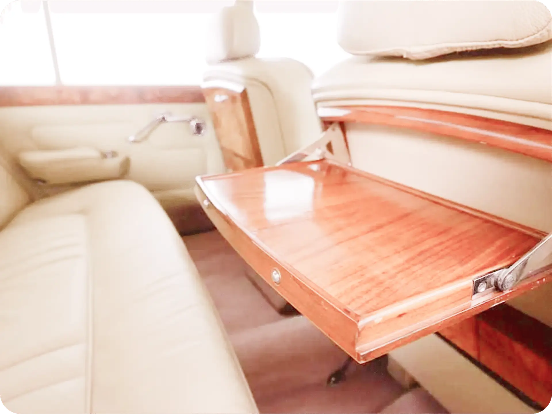 Rücksitze des Rolls-Royce Silver Shadow I mit ausgeklapptem Tisch und luxuriösem Innenraum