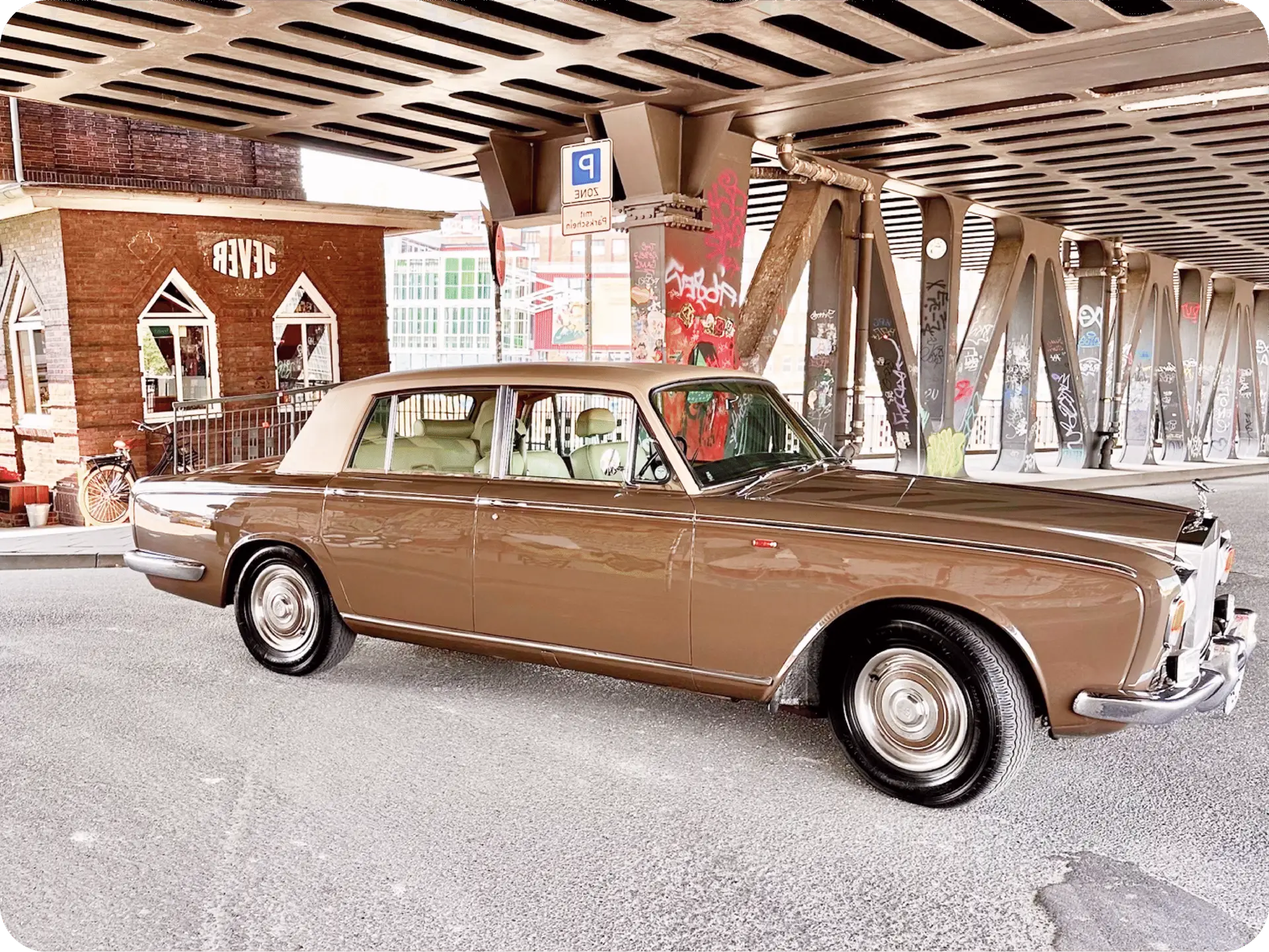 Klassischer Rolls-Royce Silver Shadow I geparkt unter einer Brücke in Hamburg