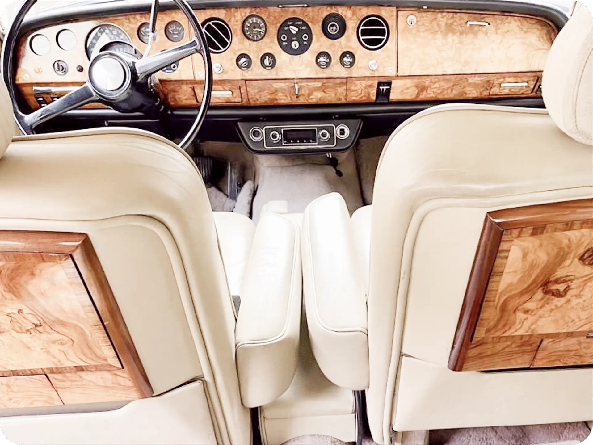 Blick von hinten auf den vorderen Innenraum des Rolls-Royce Silver Shadow I mit Lenkrad und Armaturenbrett