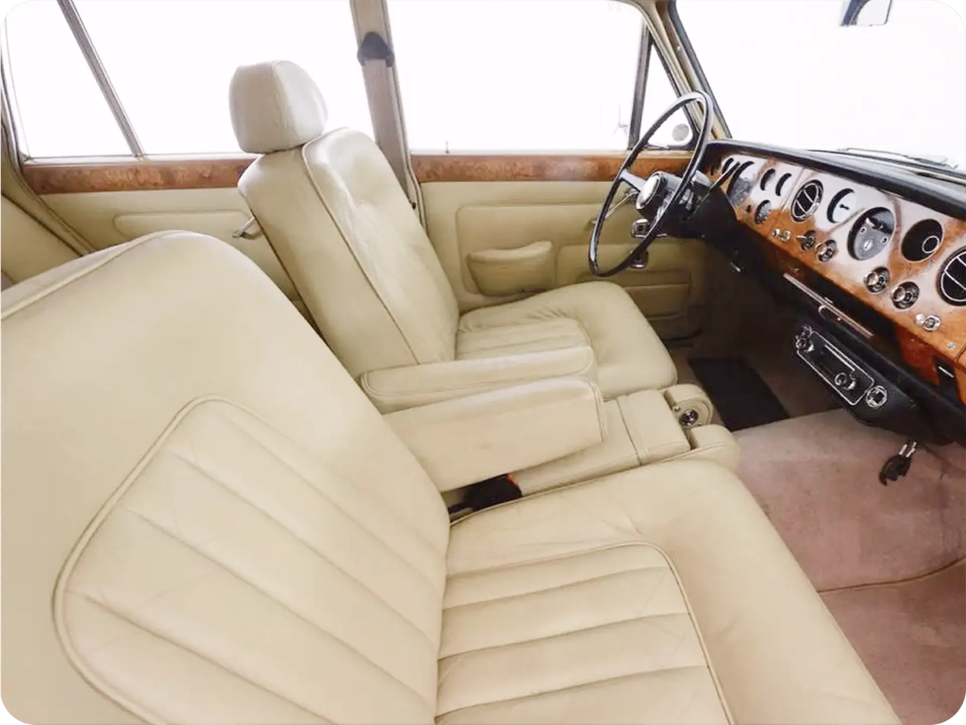Vorderer Innenraum des Rolls-Royce Silver Shadow I mit Armaturenbrett und Lenkrad